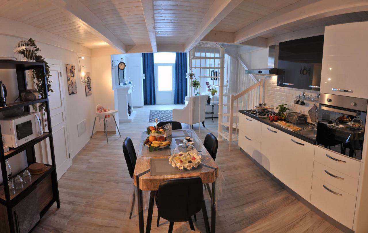 モノーポリ Casa Tra Borgo E Mareヴィラ エクステリア 写真